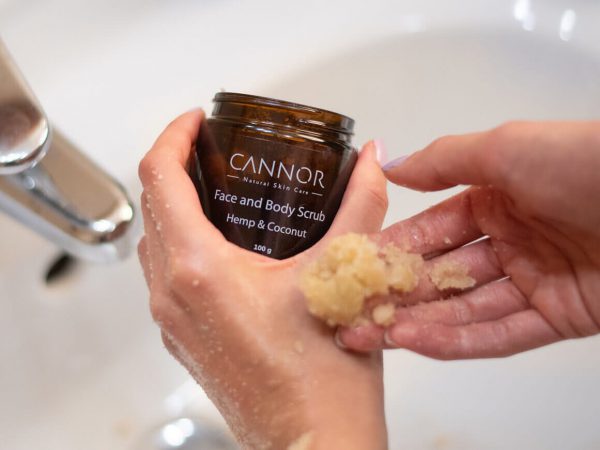 This salt scrub removes dead skin cells from the entire body, cleanses, tightens pores, and detoxifies the skin thanks to the Himalayan salt.